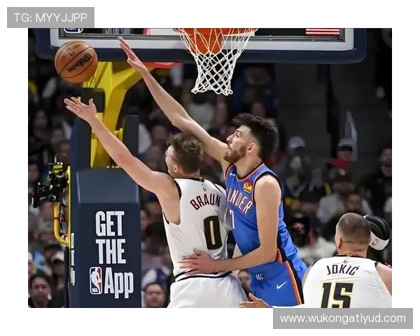 切特·霍姆格伦无球掩护制造错位，拉开雷霆内线空间