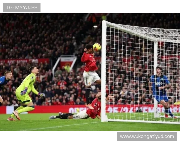 曼联空间利用能力缺失：从边路到中路的进攻困境